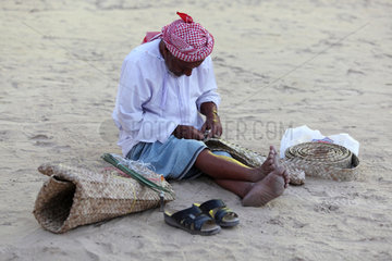 Dubai  Vereinigte Arabische Emirate  Mann flechtet mit Bast