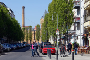 Berlin  Deutschland  Passanten in der Sredzkistrasse  im Hintergrund die Kulturbrauerei