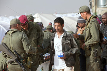 Ben Gardane  Tunesien  tunesische Armee versorgt Fluechtlinge mit Lebensmitteln