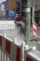 Berlin  Deutschland  Bauarbeiter bei Strassenbauarbeiten im Staub
