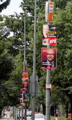 Berlin  Deutschland  Strassenlaternen voll mit Wahlplakaten zur Bundestagswahl