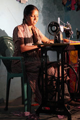 Kapalpattu  Indien  eine Schneiderin in ihrer Werkstatt