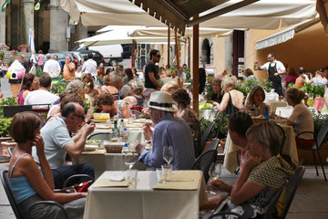 Cortona  Italien  Touristen in einem Stassencafe
