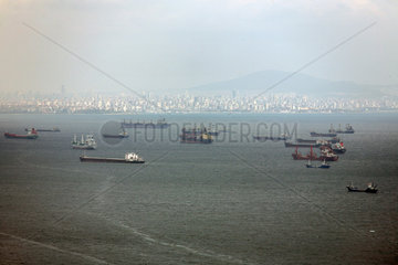Istanbul  Tuerkei  Frachter und Tanker stauen sich auf dem Marmarameer