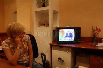 Gomel  Weissrussland  Frau sieht im Fernsehen eine Rede von Praesidenten Alexander Lukaschenko