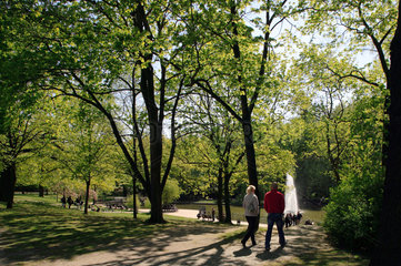 Berlin  Deutschland  Besucher im Volkspark Friedrichshain