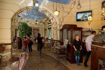 Lemberg  Ukraine  Gaeste in einem Cafe