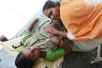 RR Colony  Indien  eine Krankenschwester untersucht eine schwangere Frau