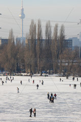 Berlin  Deutschland  Menschen auf dem Eis