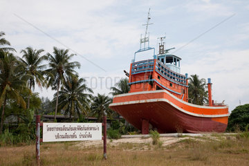 Kao Lak  Thailand  gestrandetes Boot am Strand