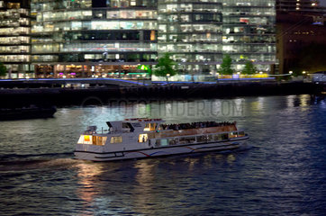 London  Grossbritannien  Ausflugsdampfer auf der Themse