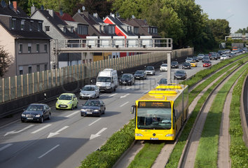 Essen  Deutschland  Berufsverkehr auf der Autobahn A40