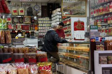Hong Kong  China  Menschen in einer chinesischen Apotheke