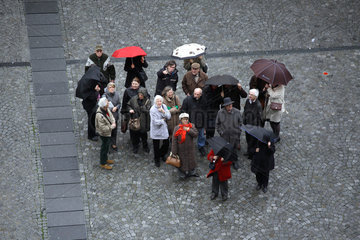 Paris  Frankreich  Gruppe Renter besichtigt Paris im Regen