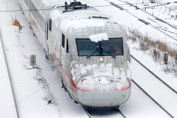 Berlin  Deutschland  ICE und schneebedeckte Gleise