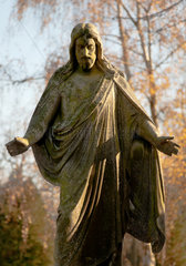 Berlin  Deutschland  Jesusfigur auf einem Grab dem Friedhof am Suedstern