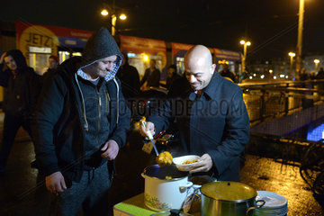 Berlin  Deutschland  der syrische Fluechtling Alex Assali kocht fuer Obdachlose