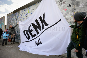 Berlin  Deutschland  Demonstration fuer den Erhalt der East Side Gallery