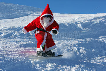 Krippenbrunn  Oesterreich  Weihnachtsmann faehrt Snowboard