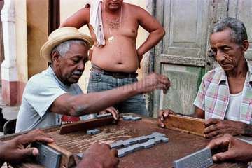 Santiago de Cuba  Kuba  eine Gruppe Maenner spielt Domino