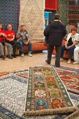 Tunis  Tunesien  eine Reisegruppe besucht einen Teppichhaendler