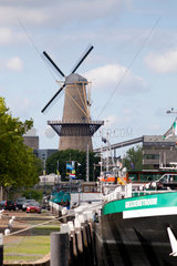 Rotterdam  Niederlande  Stadtansicht mit Windmuehle im Delfshafen