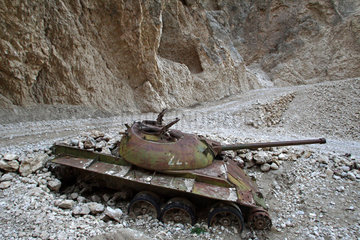 Mazar-e Sharif  Afghanistan  ausgebrannter russischer Panzer im Marmal Gebirge