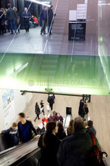 London  Grossbritannien  Touristen im Treppenhaus in der Tate Gallery of Modern Art