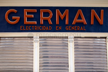 Sevilla  Spanien  ein altes Schild ueber einem Geschaeft fuer elektronische Geraete