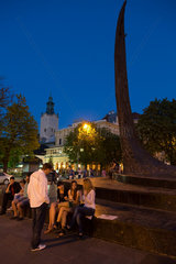 Lemberg  Ukraine  Jugendliche am Schewtschenko-Denkmal auf dem Prospekt Swobody