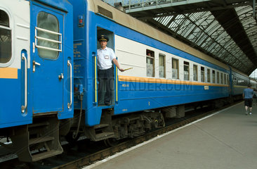 Lemberg  Ukraine  Schaffner in der Tuer eines abfahrenden Zuges im Hauptbahnhof