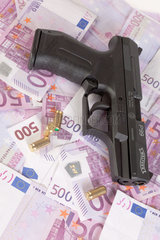 Berlin  Deutschland  500-Euroscheine und Waffe