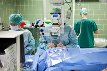 Deutschland  Krankenhaus  Operation des grauen Stars