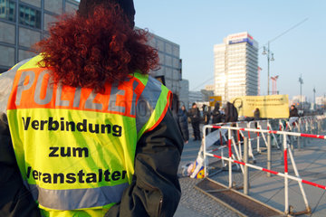 Berlin  Deutschland  Polizistin mit Warnweste