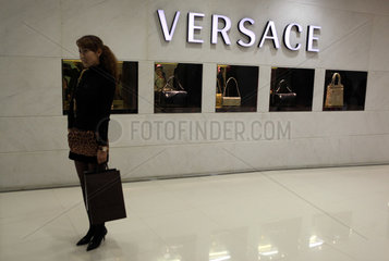 Hong Kong  China  Asiatin steht vor einem Geschaeft von Versace