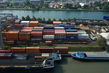 Basel  Schweiz  Containerterminal im Rheinhafen von Basel