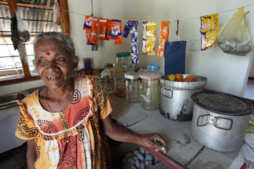 Puliyampathai  Sri Lanka  eine aeltere Frau in ihrem eigenen Dorfladen