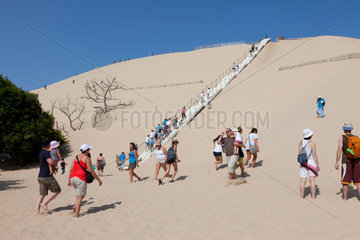 Arcachon  Frankreich  Touristen beim Aufstieg zur Dune du Pilat
