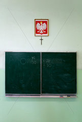 Posen  Polen  Tafel  Staatswappen und einem Kreuz in einem Klassenzimmer