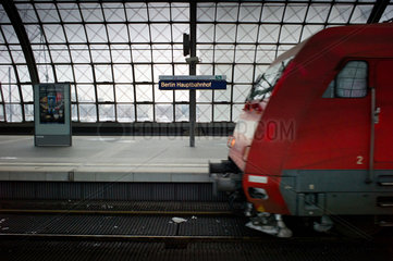 Berlin  Deutschland  Zug der DB faehrt in den Hauptbahnhof ein
