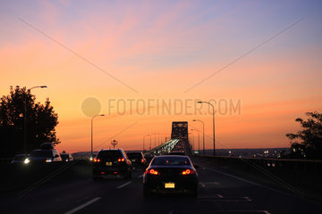 Jersey City  USA  Autos fahren auf dem Highway bei Sonnenuntergang