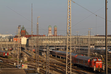 Muenchen  Deutschland  der Muenchner Hauptbahnhof in der Abendsonne