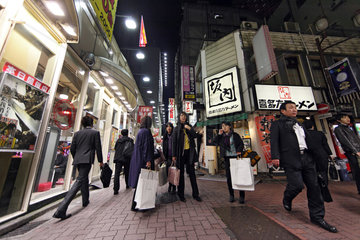 Tokio  Japan  Menschen in einer Einkaufsstrasse am Abend