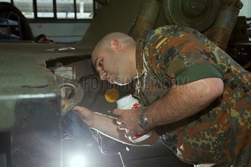 Muellheim  Deutschland  Mechaniker bei Instandhaltungsarbeiten an einem Schwerlasttransporter der Robert-Schuhmann-Kaserne