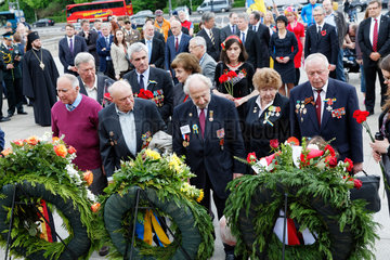 Berlin  Deutschland  Veteranen am Sowjetischen Ehrenmal zum Gedenken an das Ende des 2. Weltkriegs