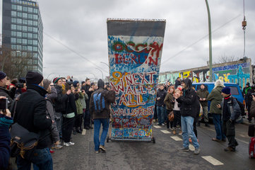 Berlin  Deutschland  Demonstrant mit einem Mauersegment aus Pappmaschee