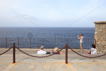 Port de Soller  Spanien  Touristen schauen und fotografieren auf das Mittelmeer