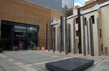 Sydney  Australien  Museum of Sydney - vor dem Eingang die Installation Edgeof the Trees