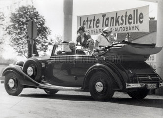 Auto 1939  letzte Tankstelle vor Reichsautobahn