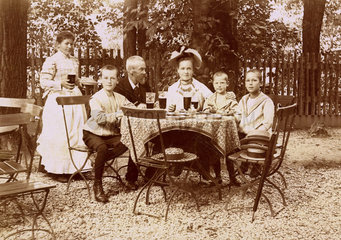 Familie im Biergarten  um 1905